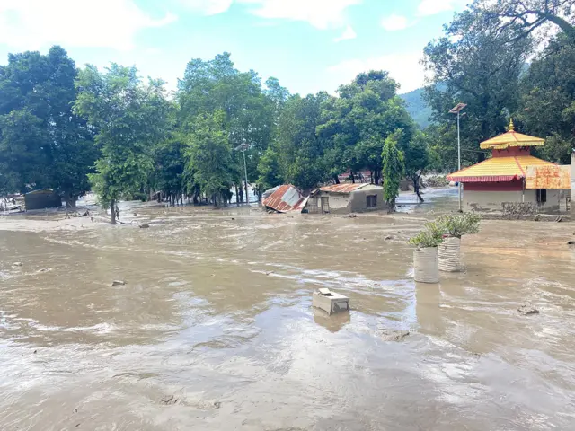 रसुवाको भोटेकोशी नदीमा आएको बाढीका कारण त्रिशूली नदीको तटमा अवस्थित नुवाकोट जिल्लाको विदुर नगरपालिकास्थित देवीघाट बजार