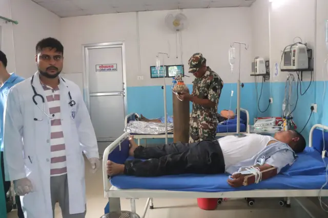 नुवाकोटका विभिन्न स्थानमा बाढीबाट बच्न भाग्ने क्रममा घाइते भएकाहरूको विदुरस्थित चक्रदेव अस्पतालमा उपचार हुँदै