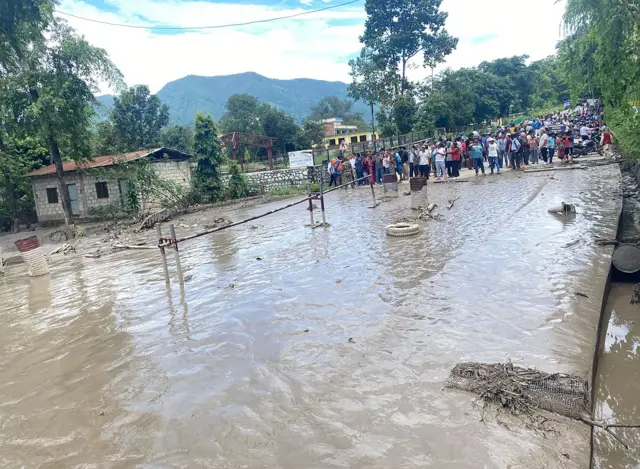 रसुवाको भोटेकोशी नदीमा आएको बाढीका कारण त्रिशूली नदीको तटमा अवस्थित नुवाकोट जिल्लाको विदुर नगरपालिकास्थित देवीघाट बजार