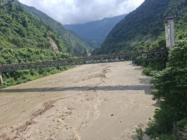 मुग्लिङको पुलमुनि त्रिशूली नदीमा आएको बाढी