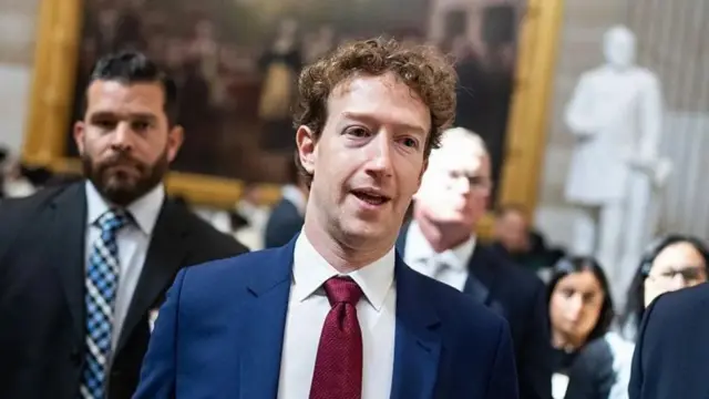 Umuyobozi wa Meta Mark Zuckerberg yari i Capitol Hill ku wa Kane ahura n'Umuyobozi w'Itsinda rya Sena John Thune, ariko ntiyasubije ibibazo by'abanyamakuru ku rubanza rw'imbuga nkoranyambaga.