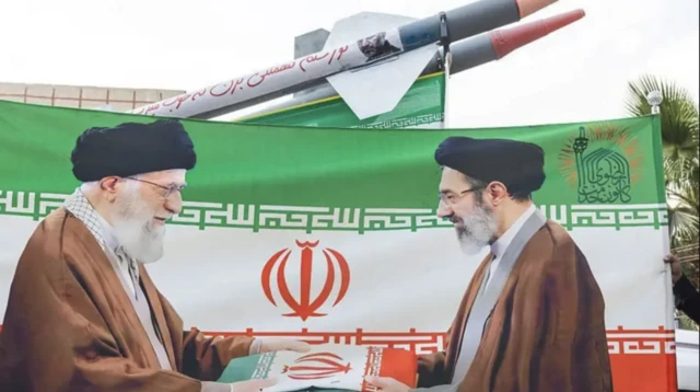 مجتبی و علی خامنه‌ای در یک پوستر خیابانی