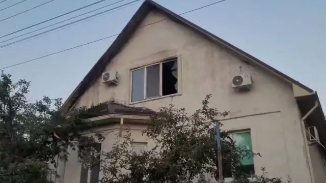 Попавший под удар дом, в котором, как заявили власти, находился частный детский центр