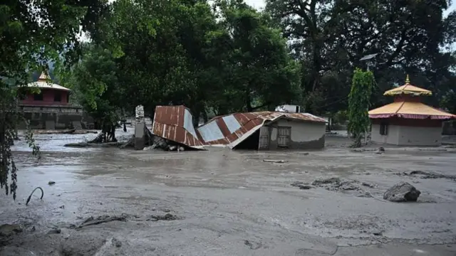Casas cobertas por enxurrada de lama