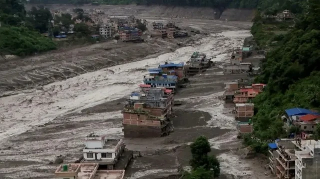 Nepal waxaa ka dhacay daadad xooggan oo dilay dad badan kuwa kalana ilaa iyo hadda waa la la'yahay