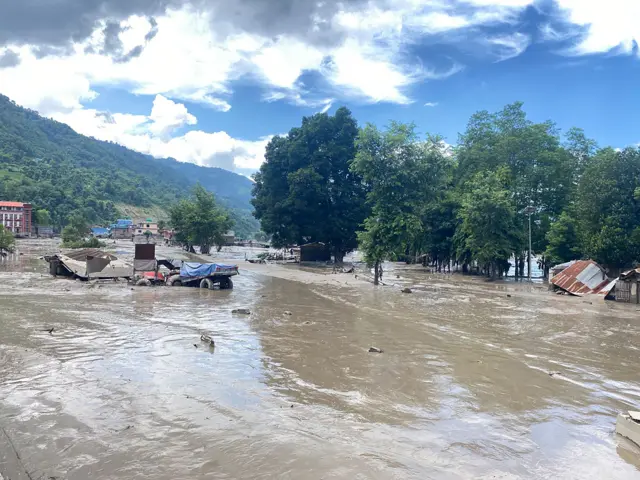 रसुवाको भोटेकोशी नदीमा आएको बाढीका कारण त्रिशूली नदीको तटमा अवस्थित नुवाकोट जिल्लाको विदुर नगरपालिकास्थित देवीघाट बजार