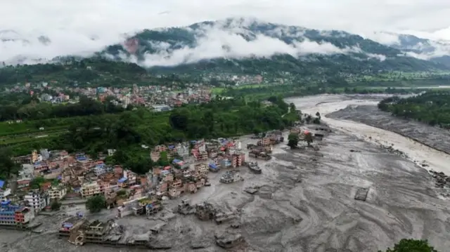 নেপালের নুয়াকোট জেলায় বুধবারের আকস্মিক বন্যার পরবর্তী পরিস্থিতি