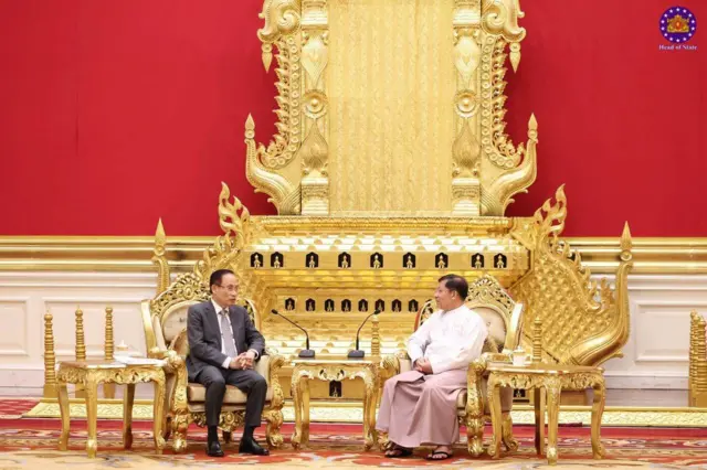 ဗီယက်နမ်နိုင်ငံခြားရေးဝန်ကြီး မစ္စတာ Le Hoai Trung (ဘယ်)နဲ့ ဦးမင်းအောင်လှိုင် (ညာ) တို့ နေပြည်တော်မှာ တွေ့ဆုံချိန်