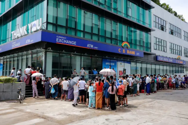 ၂၀၂၁ အာဏာသိမ်းစက ရန်ကုန်က CB ဘဏ်ခွဲရှေ့မှာ ATM တန်းစီစောင့်ဆိုင်းထုတ်ယူနေကြတဲ့မြင်ကွင်း