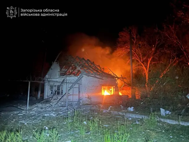 одноэтажный дом горит в Запорожской области