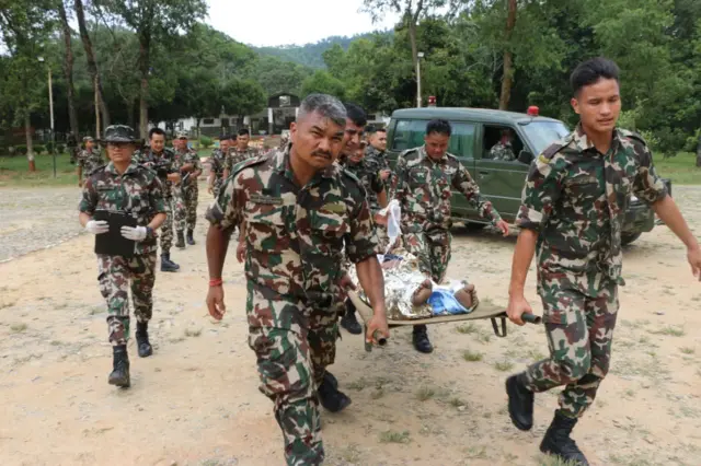 သြဂုတ် ၂၇ ရက် မနက်ပိုင်း၊ နီပေါစစ်တပ်က ကယ်ဆယ်ရေးလုပ်နေတဲ့မြင်ကွင်း