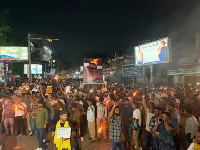 রোববার বিক্ষোভের ছবি