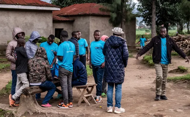 Abahoze ari abarwanyi bahoze barwana mu mirwi yitwaje ibirwanisho mu buseruko bwa RC Congo, bakoraniye ku kigo ca Mutobo kijejwe gusubiza mu buzima busanzwe abahoze ari abarwanyi kiri i Ruhengeri ku wa 19 Munyonyo 2025, aho bariko bakina amakarata, baganira hagati yabo.