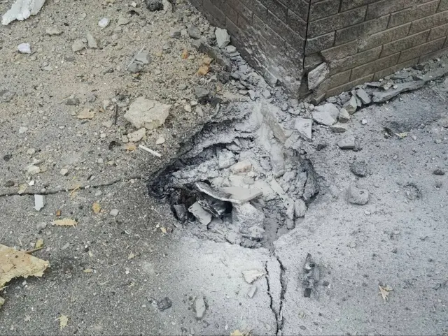 след от удара дрона у здания собора