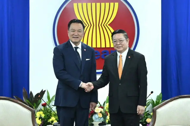 အာဆီယံအတွင်းရေးမှူးချုပ်နဲ့ အတူတွေ့ရတဲ့ ထိုင်းဝန်ကြီးချုပ် အနုတင်
