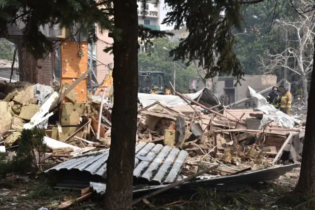 у поврежденного дома в Краматорске