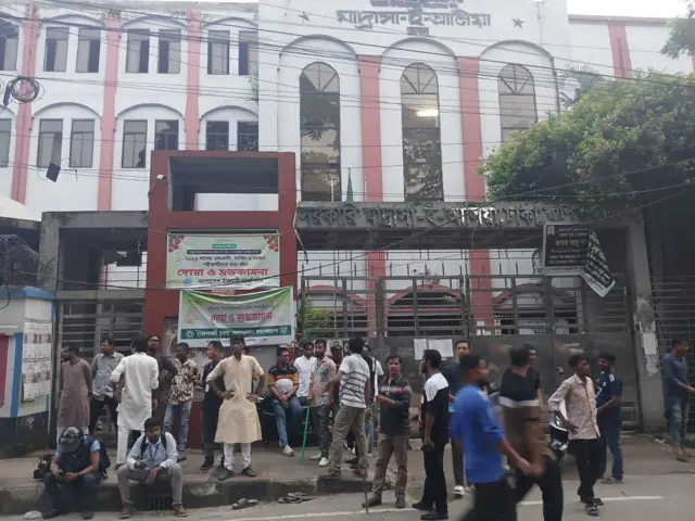 ঢাকা আলিয়া মাদ্রাসা ক্যাম্পাসের পরিস্থিতি এখনো স্বাভাবিক হয় নি