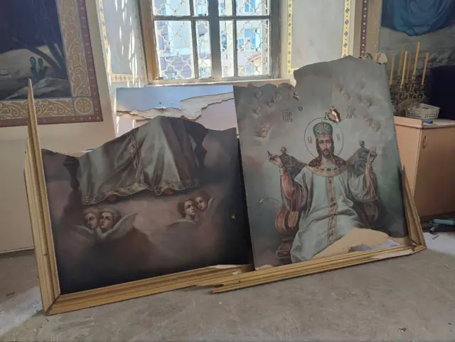 повреждения внутри собора