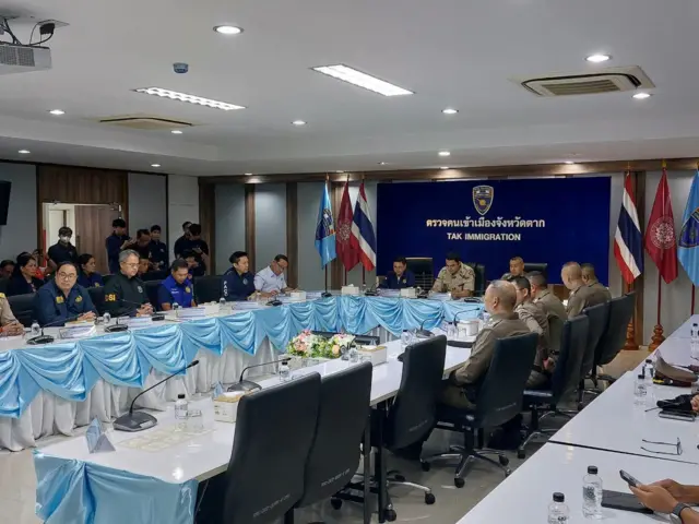 သြဂုတ် ၄ ရက်၊ မဲဆောက်က ထိုင်းရဲ့ ၁၀နှစ်နေထိုင်ခွင့်ကတ် အပေါ် အလွဲသုံးစားလုပ်သူတွေဖမ်းဆီးမှု စီမံချက်အပြီး ပြုလုပ်တဲ့ သတင်းစာရှင်းလင်းပွဲ