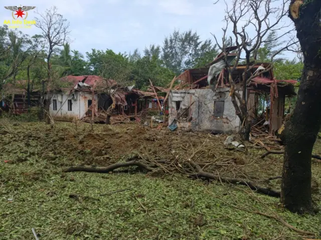 သြဂုတ် ၃ ရက် သံတွဲမြို့နယ်၊ ငပလီမြို့ပေါ် ဂျိတ္တော ၉ ရပ်ကွက်ပေါ် လေကြောင်းကြဲပြီးနောက်မြင်ကွင်း