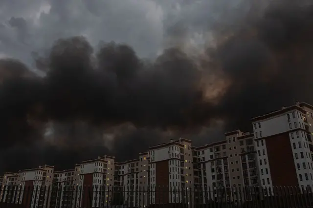 Дым от пожаров над городскими кварталами