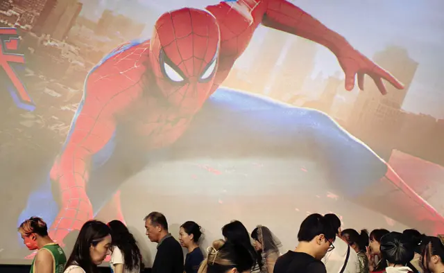 တရုတ်၊ ရှန်ဟိုင်းမှာ ရုံတင်ထားတဲ့ Spider-Man ရုပ်ရှင်ဇာတ်ကားကိုကြည့်ဖို့ စောင့်နေကြတဲ့ ပရိတ်သတ်တွေ