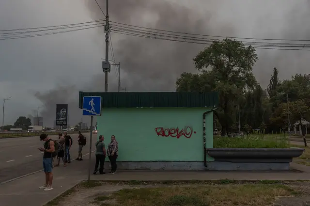 Люди на автобусной остановке в Киеве утром после атаки