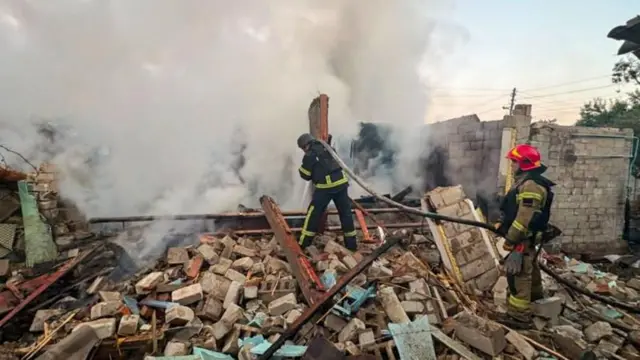 የአደጋ ጊዜ ሠተራኞች በፈራረሰ ቤት ውስጥ