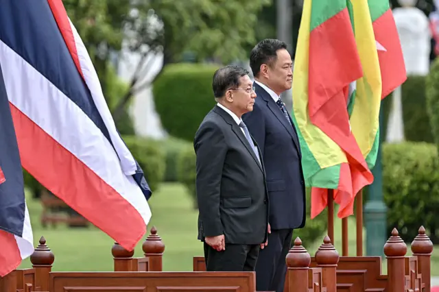 ထိုင်းအစိုးရအိမ်တော်ရှေ့မှာ ထိုင်းဝန်ကြီးချုပ်အနုတင်နဲ့ ဦးမင်းအောင်လှိုင်တို့ ဂုဏ်ပြုတပ်ဖွဲ့ရဲ့ အလေးပြုခံ