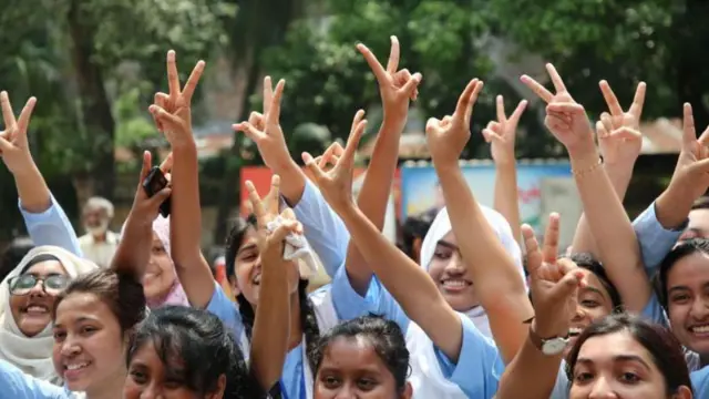 মেয়ে শিক্ষার্থীরা দুই হাত তুলে উল্লাস করছে