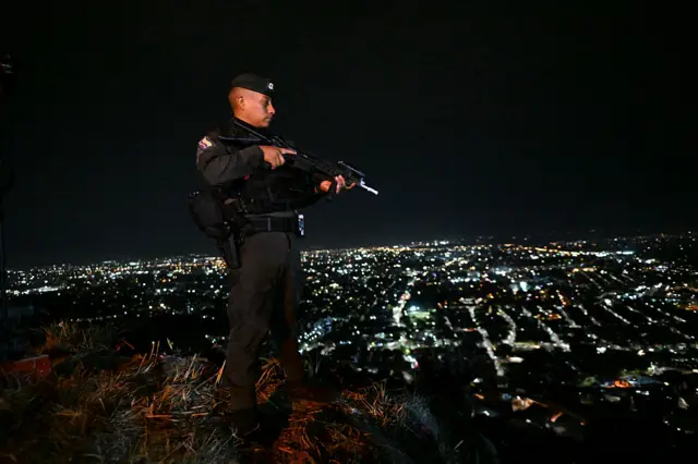 Un policía colombiano monta guardia en el barrio de Meléndez, en Cali (Colombia), antes de la próxima investidura presidencial del presidente electo de Colombia, Abelardo de la Espriella.
