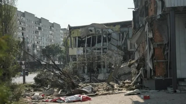 Mas'uuliyiinta ayaa sheegay in weerar uu Ruushku habeenkii xalay ku qaaday magaalada Sumy ee waqooyi-bari Ukraine uu dhaawacay 12 qof.