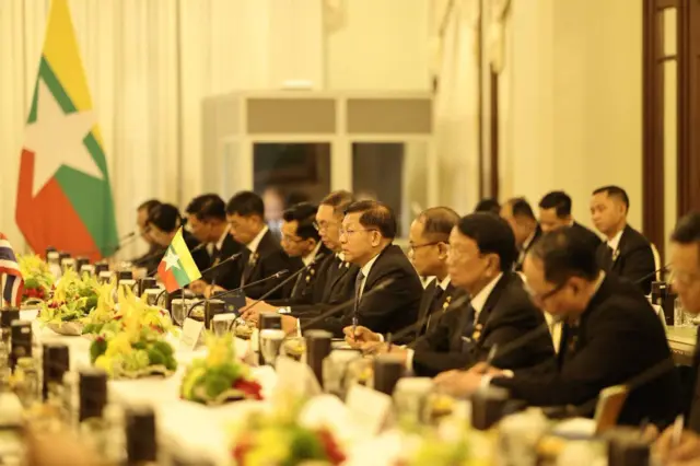 ဦးမင်းအောင်လှိုင်နဲ့ ထိုင်းအစိုးရတို့အကြားမှာ သဘောတူစာချုပ်နဲ့ နားလည်မှုစာချွန်လွှာ ၄ ခု လက်မှတ်ထိုး