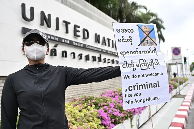 ဘန်ကောက်မြို့က ကုလသမဂ္ဂရုံးရှေ့မှာ ဆန္ဒပြနေသူတစ်ဦး