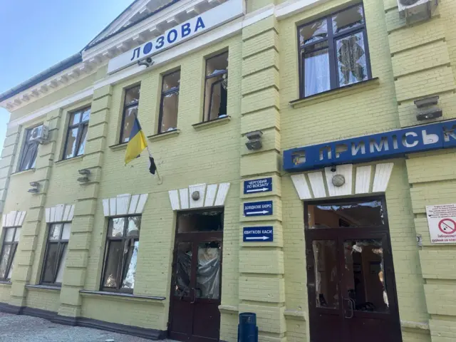 Поврежденный при ударе вокзал в Харьковской области
