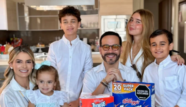 Abelardo de la Espriella con su esposa e hijos