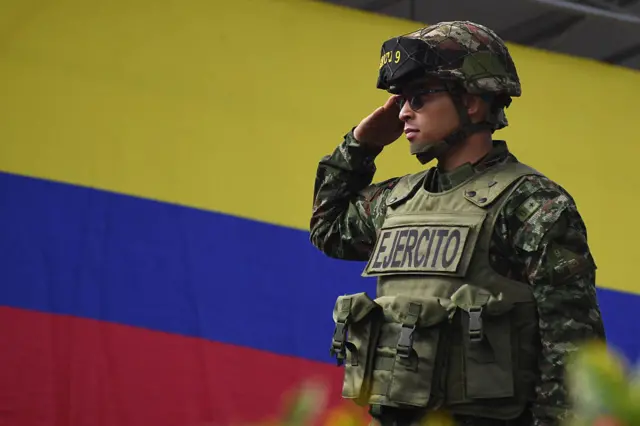Militar con la bandera de Colombia