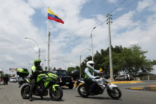 Policías controlan el tráfico en Cali