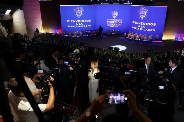 Periodistas desde un área asignada en la Arena USC