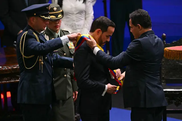 De la Espriella recibiendo la banda
