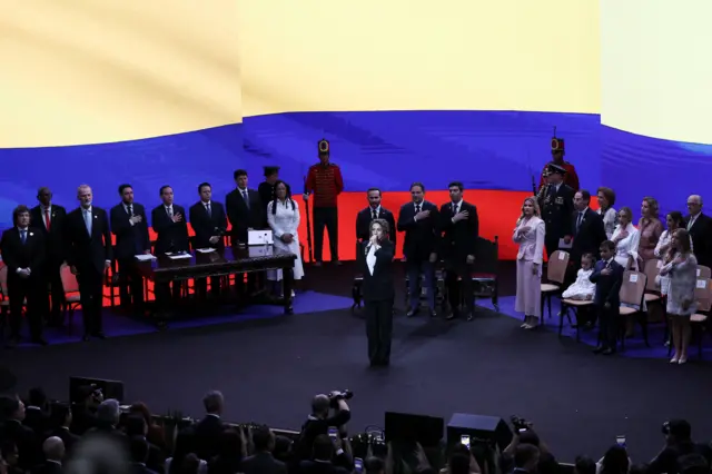 La cantante Maía interpreta el himno de Colombia