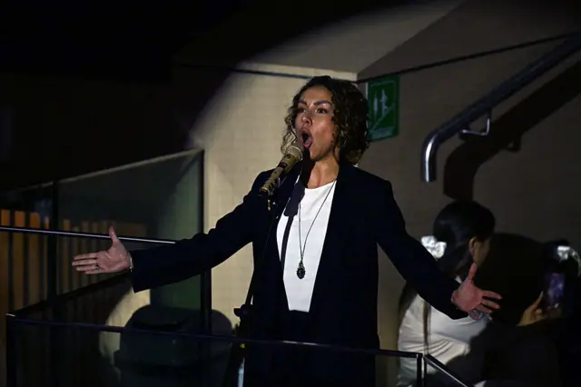 La cantante Maía interpreta "Aleluya"