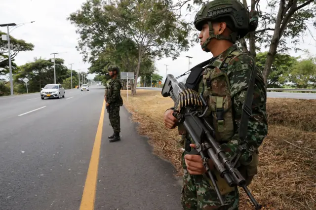 Militares vigilan una calle en Cali