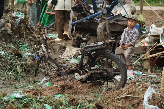 သြဂုတ် ၆ ရက်၊ ညနေပိုင်းမှာ လေကြောင်းဗုံးကြဲခံရတဲ့ ဒေါငံခါးရွာဝန်းကျင်က စစ်ရှောင်တဲ