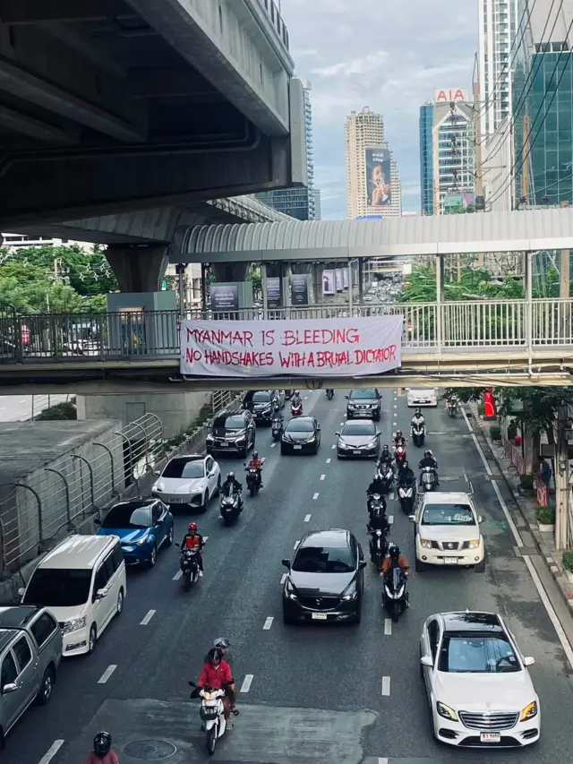 ဘန်ကောက်မြို့၊ စိန့်လူးဝစ်မိုးပျံရထားဂိတ်ကနေ မြန်မာသံရုံးဘက်ဆင်းမယ့် လူကူးခုံးကျော်တံတားမှာ ချိတ်ဆွဲထားတဲ့ ဘန်နာ
