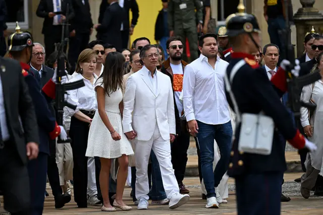 Gustavo Petro camina con su hija al abandonar la Casa de Nariño
