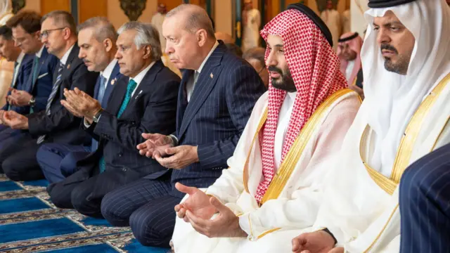 پاکستانی وزیر اعظم، سعودی ولی عہد اور ترک صدر مکہ میں نماز جمعہ ادا کر رہے ہیں