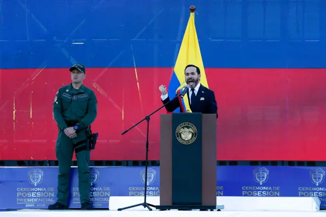 Abelardo de la Espriella habla junto a un guardia de seguridad