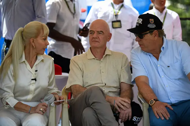 Gianni Infantino sentado junto a dos dirigentes deportivos en Cali