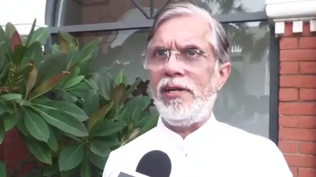 पवन खेड़ा ने कहा है कि सवालों से बचने के लिए पीएम मोदी संसद नहीं आते हैं